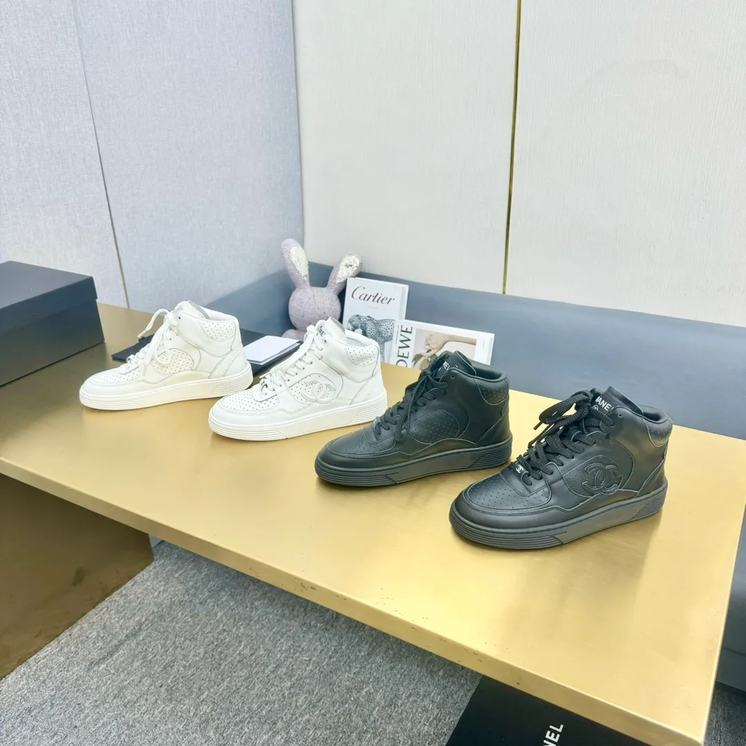👟👟Ex-factory price 680👟👟 Top version oil edge craftsmanship, original order quality! 35-45 Couple Model Chanel Chanel 24C Early Spring Vacation Series Xiaoxiang Metal Casual Sports Shoes Gold Panda Shoes The latest foreign catwalk series Chanel Chanel 2023 early spring series is held in the second smallest country in the world. The series is inspired by Monaco's international seaside lifestyle, from the F1 racing track to the beach pool, from the casino to the tennis court, creating a diverse and unique new series of racing driver's helmets, one-piece suits and other elements that have been reinterpreted to be more fashionable. Exquisite packaging at the delivery counter🛍📦 ▪️Fabric: Original calfskin ▪️Lining: Original custom imported cowhide ▪️Sole: Original TPU outsole ▪️Size: Women's 35-45